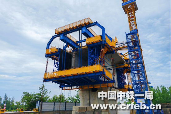 中鐵一局自研智能懸灌造橋機成功應用